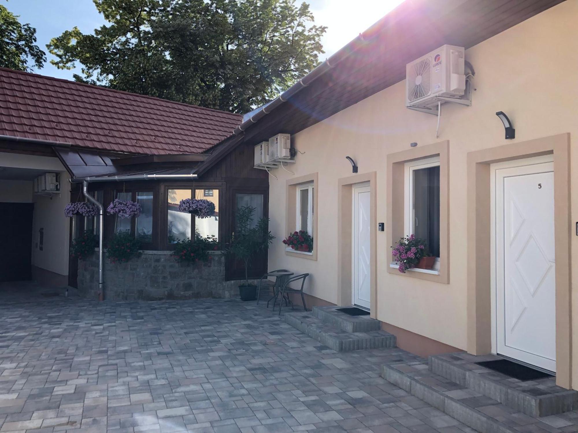 Illa Apartments Eger Exteriör bild