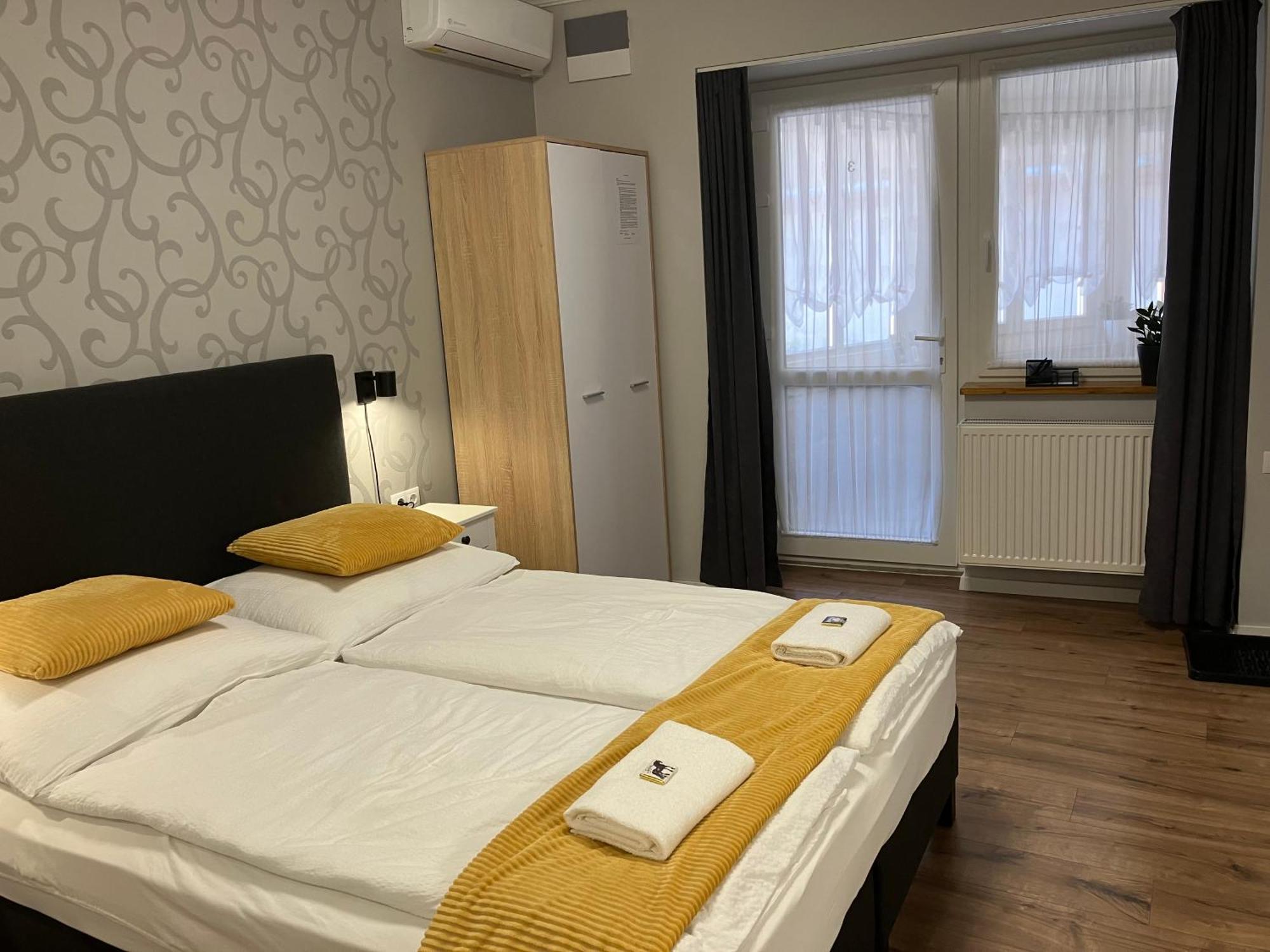 Illa Apartments Eger Exteriör bild