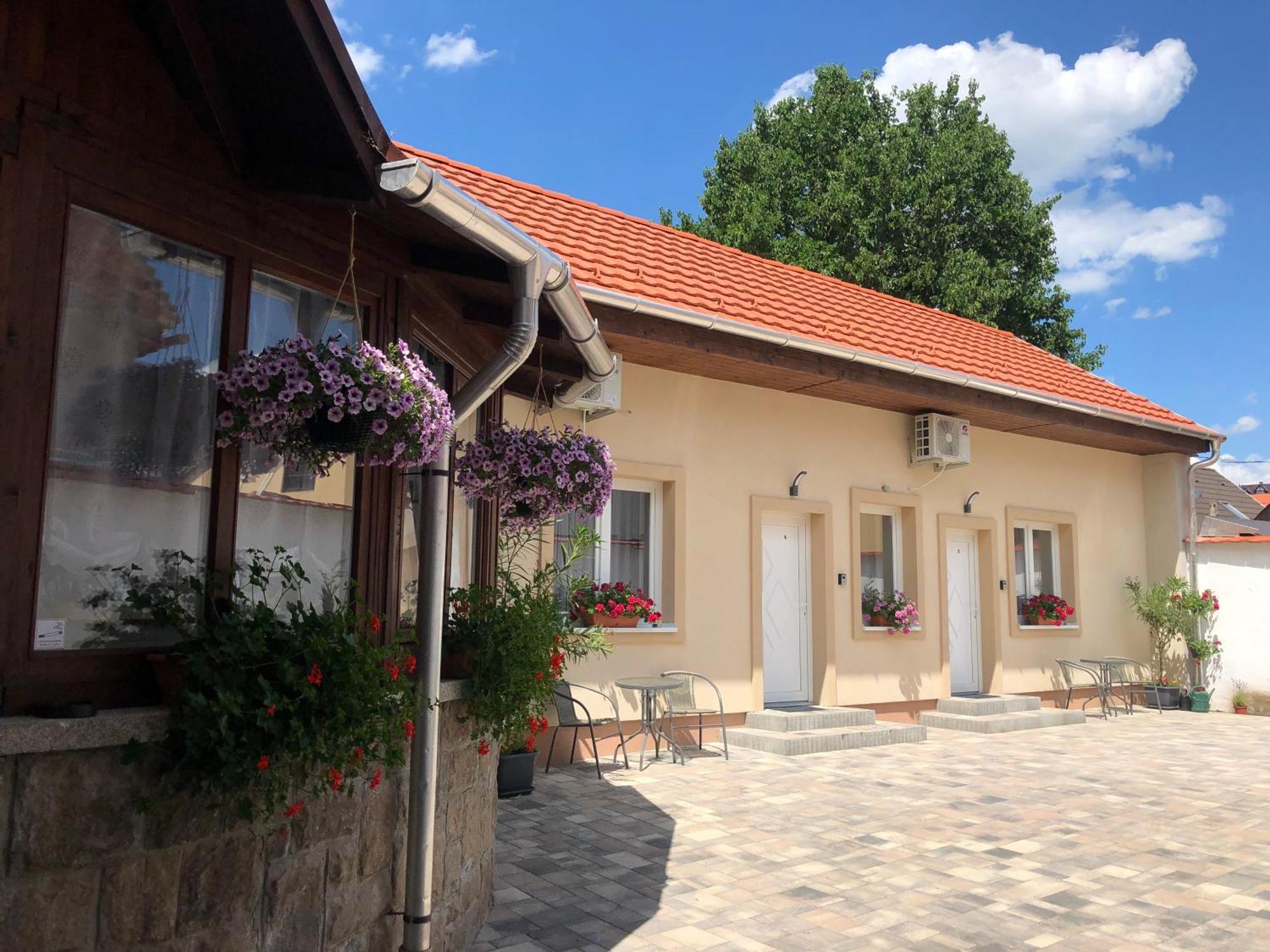 Illa Apartments Eger Exteriör bild